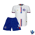 Kit infantil do EC Bahia, composto por camisa branca com detalhes em azul e vermelho, e shorts azuis.