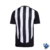 Camisa do Atlético Mineiro, modelo torcedor para a temporada 25/26, com listras pretas e brancas e detalhes em dourado.