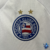Camisa do EC Bahia modelo torcedor, predominantemente branca com detalhes em azul e vermelho, estampada com "Esportes da Sorte".