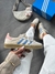 Imagem do Tênis Adidas Gazelle bege com rosa e detalhe azul