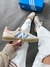 Tênis Adidas Gazelle bege com rosa e detalhe azul