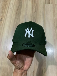 Boné New Era Premium.
