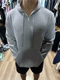 Casaco de Moletom Lacoste com zíper.