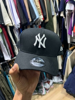 Boné New Era Premium.