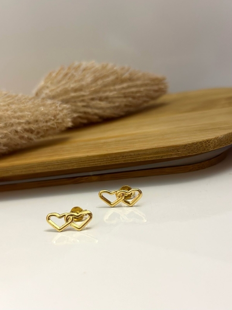 Brinco de Coração Duplo Banhado a Ouro 18K _ Love In Gold