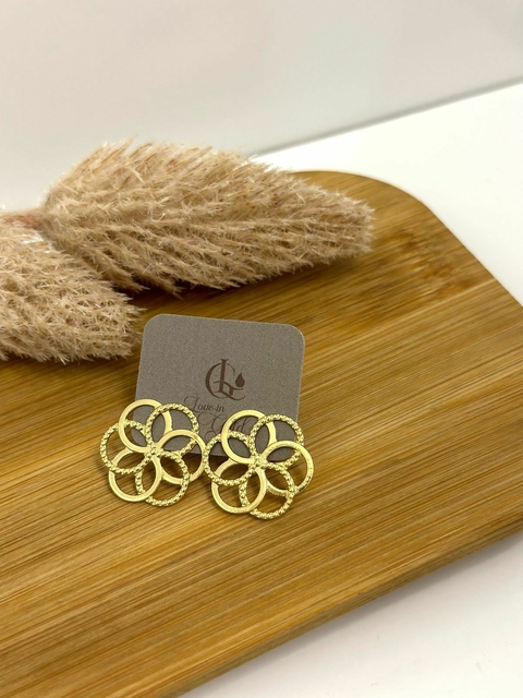 Brinco Círculos Flor Banhado Ouro 18K_ Love In Gold