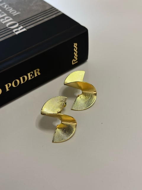 Brinco Torcido Banhado a Ouro 18K _Love In Gold