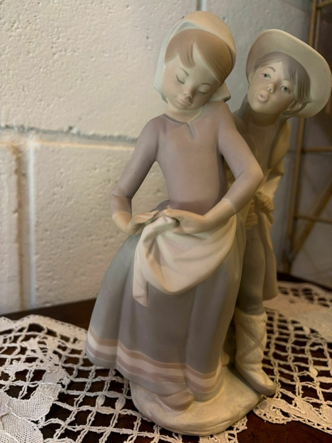 Figura Lladró "Pequeña Pareja Besandose" #1188 - comprar online