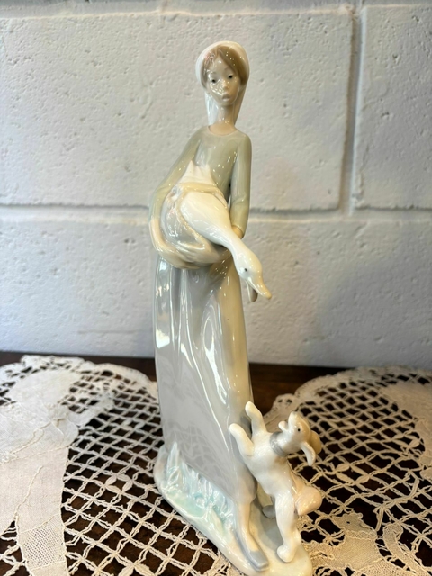 Figura Nao by Lladró "Niña con Ganso y Perro" #4866