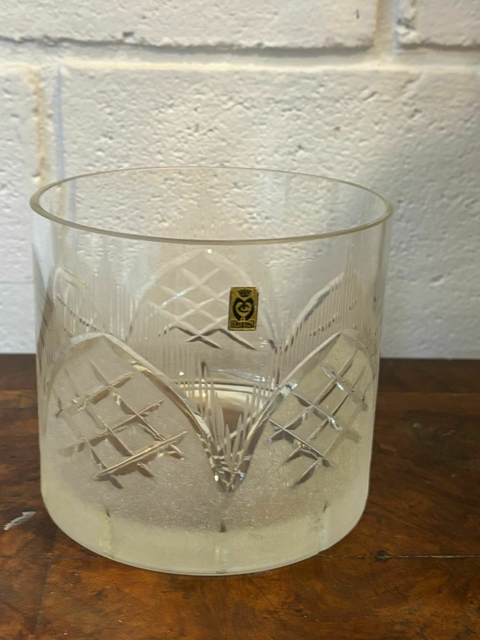 Hermosa Hielera Tallada con partes esmeriladas