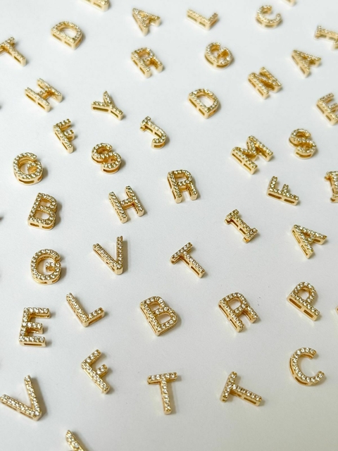 Colar Letrinhas Cravejadas Banho De Ouro 18k - comprar online