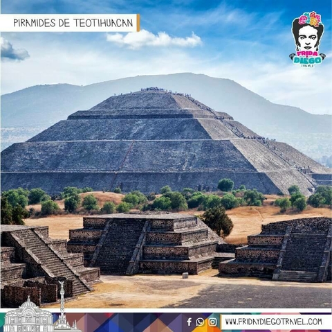 Pirámides de Teotihuacán con cielo despejado y vegetación alrededor.
