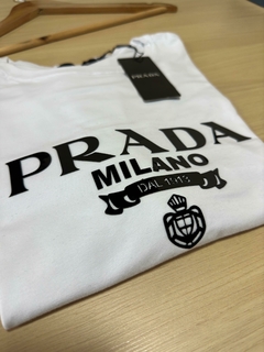 Camisa Prada I Logo Milano na internet