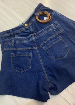 Short Jeans Escuro com abertura na lateral da coxa com cinto caramelo - Marrice - comprar online