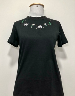 T-shirt Flores na gola