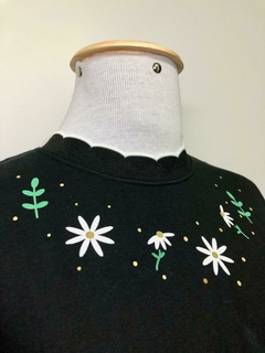 T-shirt Flores na gola na internet