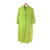Vestido 100% linho na cor verde limão, com gola e mangas 3/4, apresentando dois bolsos frontais.