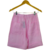 Shorts de linho rosa com bolsos frontais Jeane Steiner, pendurados em um cabide.