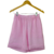 Shorts de linho rosa Jeane Steiner pendurados em um cabide