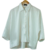 Camisa branca de linho com botões e mangas curtas Jeane Steiner, pendurada em um cabide.