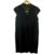 Vestido preto Jeane Steiner com detalhes em dourado, com gola alta e botões na parte frontal.
