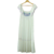 Vestido longo branco com bordado floral na parte superior e detalhes em babados nas mangas.