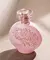 Frasco de perfume Colonia Floratta Variedades 75ml com design floral em relevo na cor rosa.