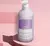 Frasco do creme hidratante Cuide-se Bem Rosa e Algodão, 400ml, com tampa de bomba, em fundo rosa.