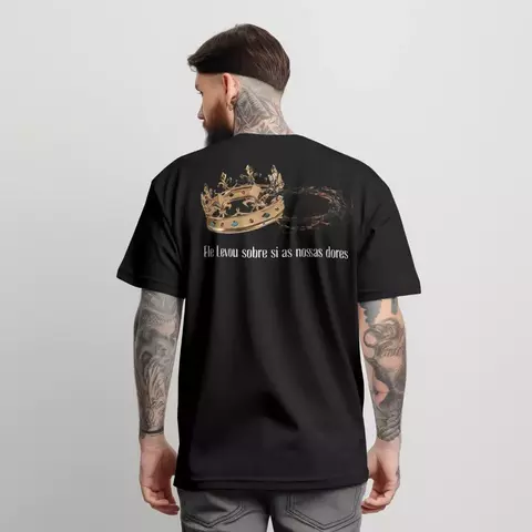 Camiseta Cristã Streetwear "ELE LEVOU SOBRE SI NOSSAS DORES"