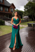 Vestido de festa longo alça com brilho, decote em V, detalhe em nó e fenda frontal - Verde Esmeralda - comprar online