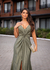 Vestido de festa longo alça com brilho, decote em V, detalhe em nó e fenda frontal - Verde Oliva - Muzza | Vestidos de Festa para Madrinhas, Formandas e Convidadas