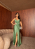 Vestido de festa longo alça com brilho, decote em V, detalhe em nó e fenda frontal - Verde Oliva Claro na internet