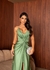 Vestido de festa longo alça com brilho, decote em V, detalhe em nó e fenda frontal - Verde Oliva Claro - Muzza | Vestidos de Festa para Madrinhas, Formandas e Convidadas