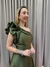 Vestido de festa longo nula manga, com babado estruturado, saia evasê e fenda - Verde Oliva - Muzza | Vestidos de Festa para Madrinhas, Formandas e Convidadas