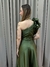 Vestido de festa longo nula manga, com babado estruturado, saia evasê e fenda - Verde Oliva - loja online