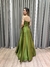 Vestido de festa longo tomara que caia com saia evasê e fenda - Verde Oliva - Muzza | Vestidos de Festa para Madrinhas, Formandas e Convidadas