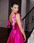 Vestido de festa longo com alça e laço no ombro, saia evasê e fenda - Rosa Pink - comprar online