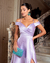 Vestido de festa longo alça, com decote em V, saia evase e fenda - Lilas Lavanda - comprar online