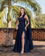 Vestido de festa longo nula manga, com aplicação de flor, capa e fenda - Azul Marinho