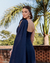 Vestido de festa longo nula manga, com aplicação de flor, capa e fenda - Azul Marinho - comprar online