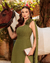 Vestido de festa longo nula manga, com aplicação de flor, capa e fenda - Verde Oliva - Muzza | Vestidos de Festa para Madrinhas, Formandas e Convidadas