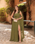 Vestido de festa longo nula manga, com aplicação de flor, capa e fenda - Verde Oliva - comprar online