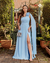 Vestido de festa longo nula manga, com aplicação de flor, capa e fenda - Azul Serenity - comprar online