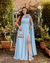 Vestido de festa longo nula manga, com aplicação de flor, capa e fenda - Azul Serenity