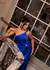 Vestido de festa longo nula manga, alça torcida, abertura em argola - Azul Royal - comprar online