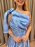 Vestido de festa longo nula manga com laço no ombro, saia evasê e fenda - Azul Serenity - Muzza | Vestidos de Festa para Madrinhas, Formandas e Convidadas