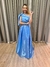 Vestido de festa longo nula manga com laço no ombro, saia evasê e fenda - Azul Serenity - comprar online