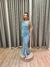 Vestido de festa longo nula manga com aplicação de flor no ombro, drapeado e fenda - Azul Serenity na internet