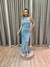 Vestido de festa longo nula manga com aplicação de flor no ombro, drapeado e fenda - Azul Serenity - comprar online