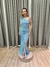 Vestido de festa longo nula manga com aplicação de flor no ombro, drapeado e fenda - Azul Serenity